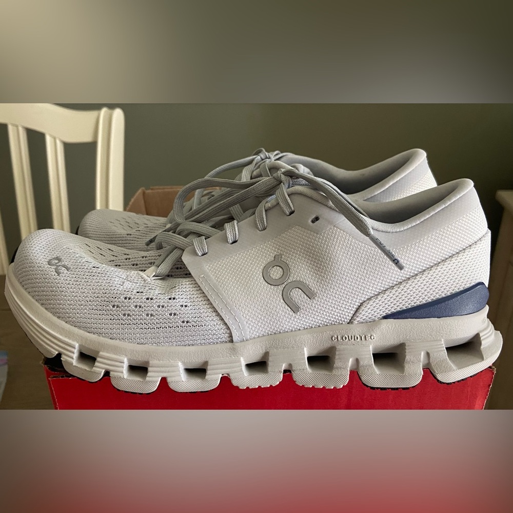 On Running White and Gray Athletic Shoes